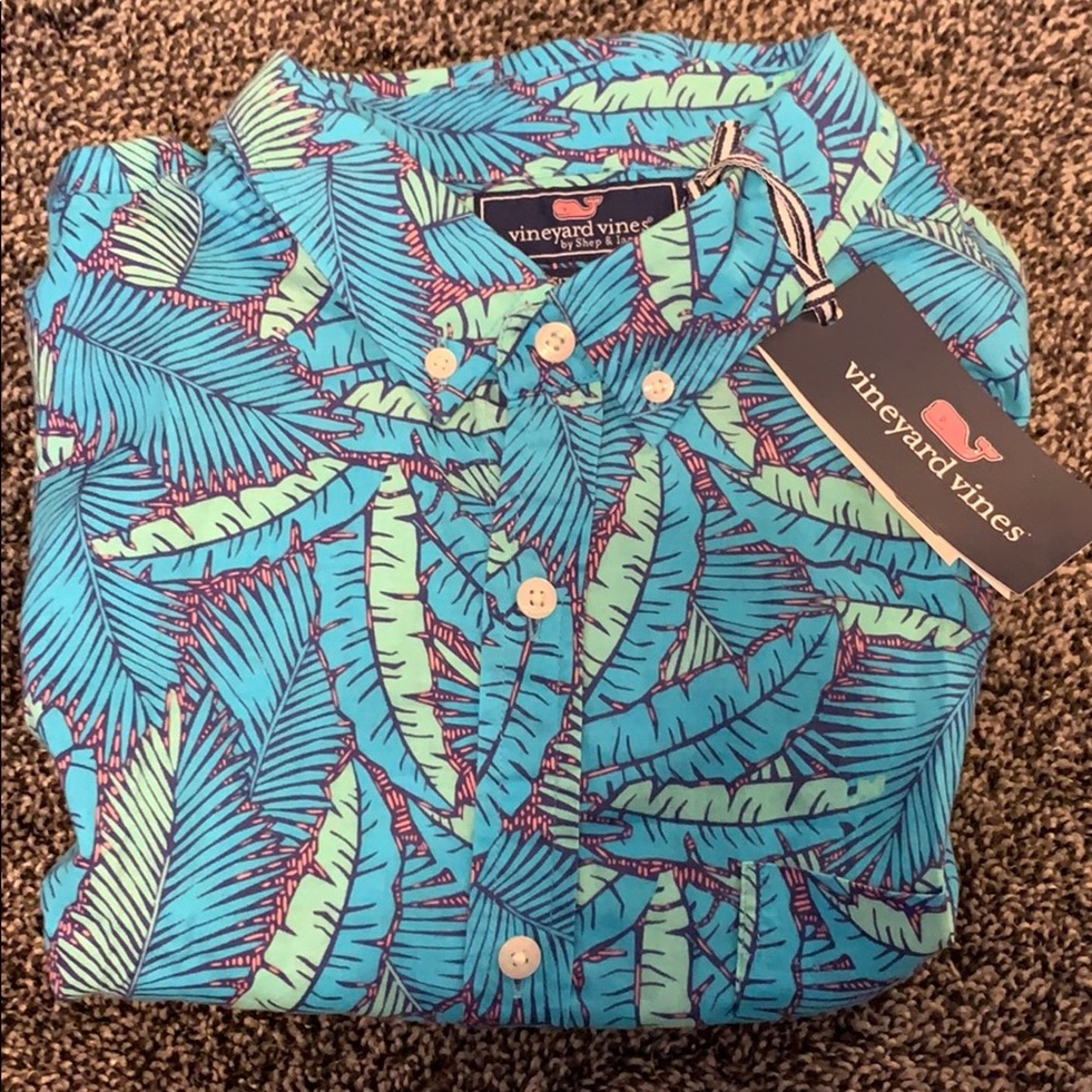 BRAND NEW!! Vineyard Vines short sleeve